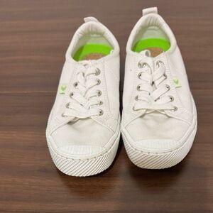 Cariuma Women's 7 M OCA™ Low Off-White Canvas Shoe